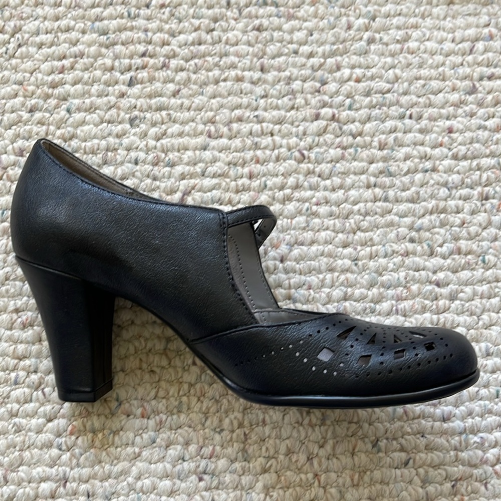 One pair of Aerosoles Role of Fate Heel Black Shoes 7.5 - Picture 10 of 11